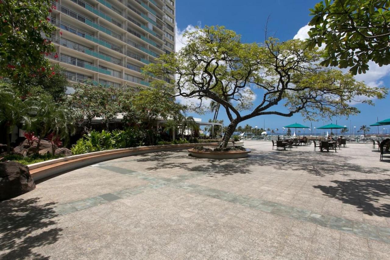 Ilikai Apt 302 - Spacious Studio With Stunning Ocean & Harbor Views Хонолулу Екстериор снимка